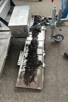 Magnetická metla MS 2000 F FALCON – úklid kovových nečistot v hale automobilového závodu