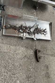 Magnetická metla MS 2000 F FALCON – úklid kovových nečistot v hale automobilového závodu