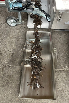 Magnetická metla MS 2000 F FALCON – úklid kovových nečistot v hale automobilového závodu