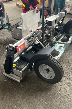 Magnetická metla MS 2000 F FALCON – úklid kovových nečistot v hale automobilového závodu