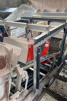 Magnetická doska DND-AC nad pásovým dopravníkom – drvenie vápenca v cementárni