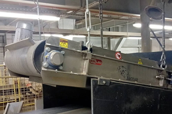 Magnetická doska DND-AC Mx8 F BEAST nad dopravníkom s tuhým alternatívnym palivom TAP