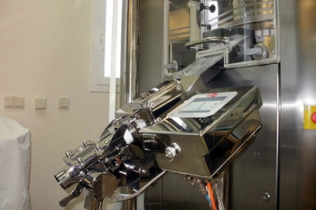 Detektor kovov PHARMATRON 07 HQ – kontrola tabliet vo farmaceutickom priemysle