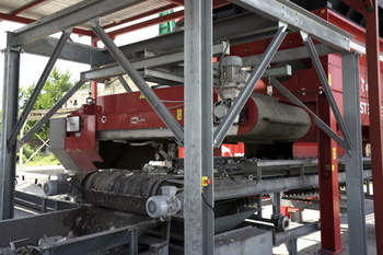 Magnetická doska s automatickým čistením DND-AC – primárna separácia železa na pásovom dopravníku