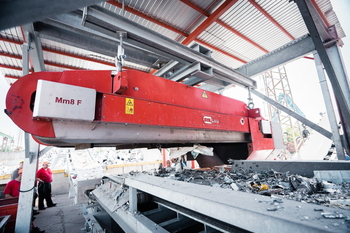Magnetická doska s automatickým čistením DND-AC Mm8 F TIGER – primárna separácia železa na pásovom dopravníku