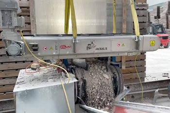 Magnetická samočistiaca doska pre mobilné drviče – separácia oceľových výstuží pri drvení betónu
