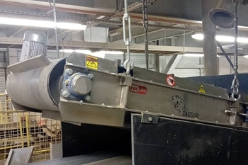 Automatická doska nad pásový dopravník DND-AC – regenerácia zlievarenského piesku a formovacích zmesí