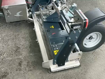 Magnetická metla MS 2000 F FALCON s modulom EasyDemag – upratovanie špon v strojárskom areáli