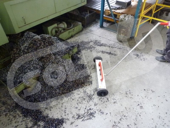 Magnetická metla MZ - upratovanie špon v strojárskom areáli