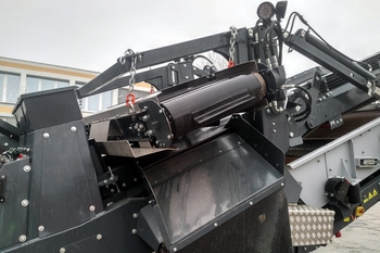Magnetická samočistiaca doska JACKAL na mobilnom drviči v kameňolome