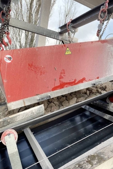 Magnetická doska DND-AC nad pásovým dopravníkom – ochrana drviča kameniva v kameňolome